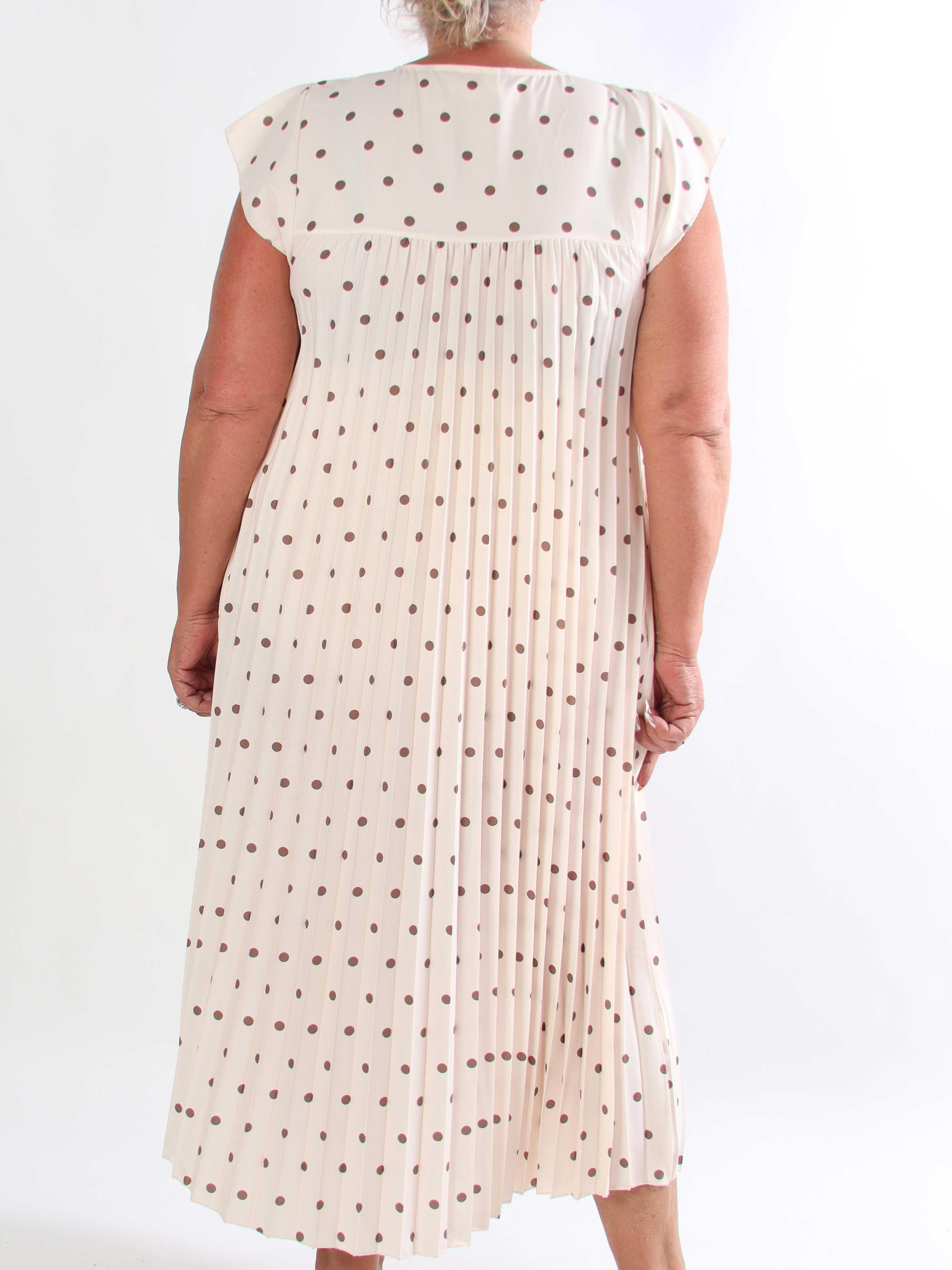 Nancy Dot - Lang plisseret plus size kjole med prikker og lommer